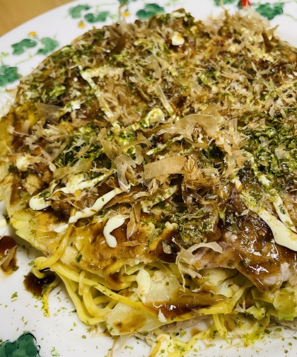 父の食事制限の為卵は生地に使っただけで目玉焼きは無し＆こんにゃく麺ですが、美味でした！外食だと高いし糖質も気になる…自宅で広島お好み焼レシピ感謝です(´∀｀*)