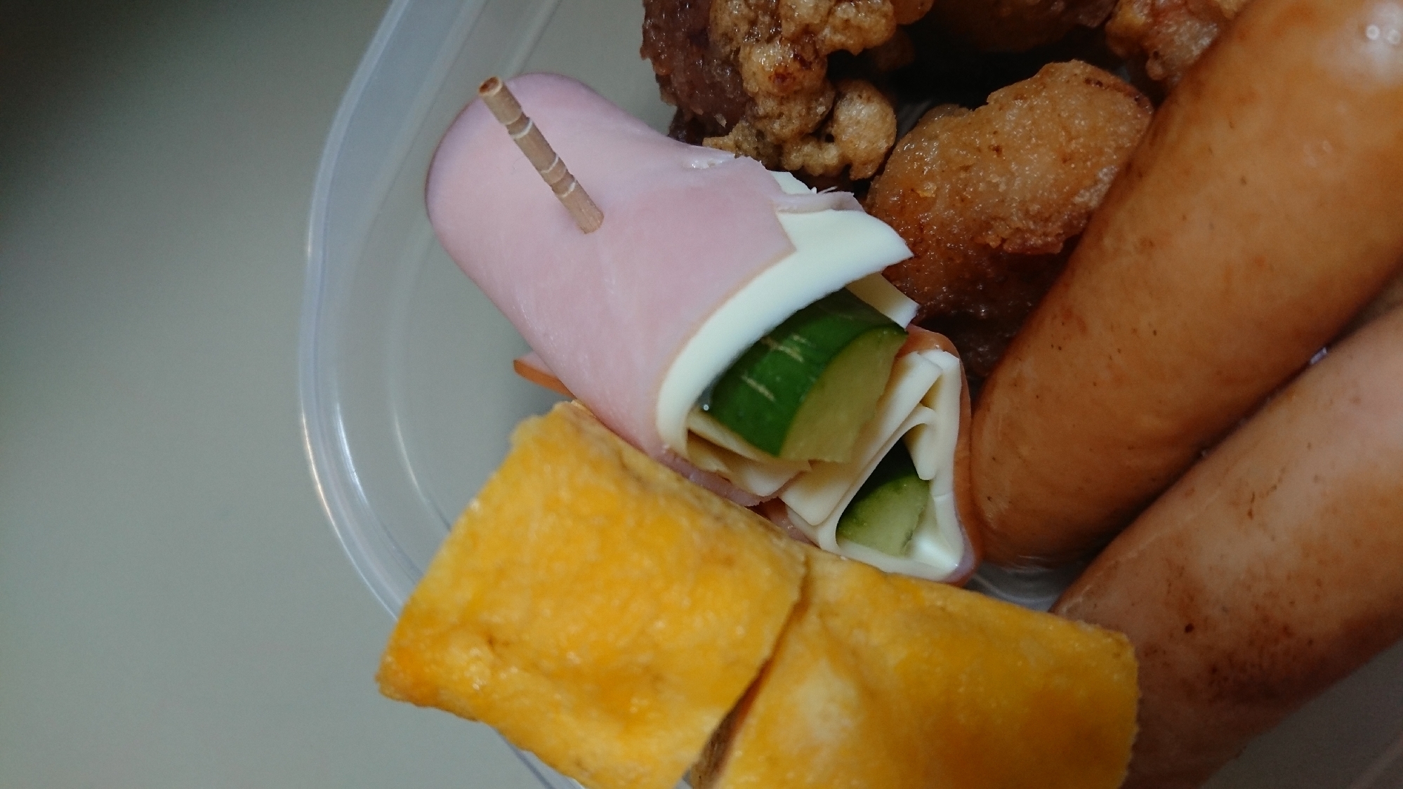 お弁当に！巻くだけ簡単☆ハムきゅうチーズ！