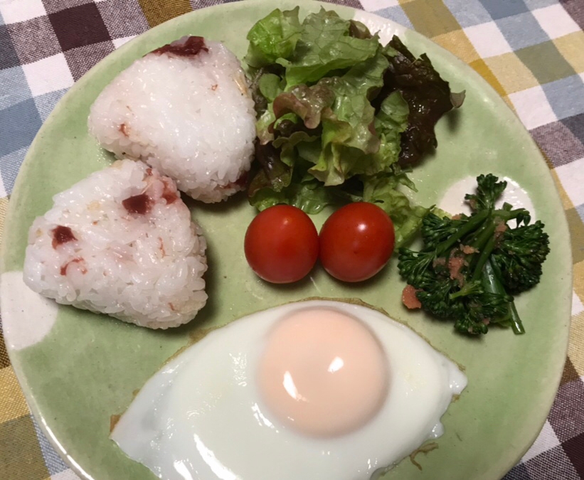 干しエビと梅干しのおむすびの朝ごはんプレート