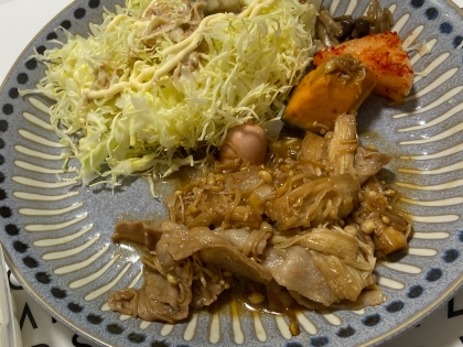 ちょうど豚肉とエノキがあったので作ってみました。甘辛で簡単で美味しかったです