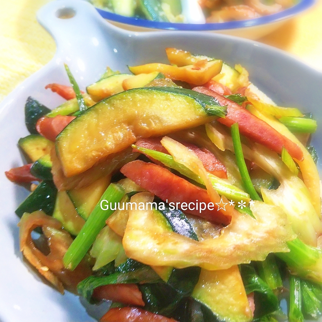 食感が楽しい♡セロリとズッキーニのガーリック炒め
