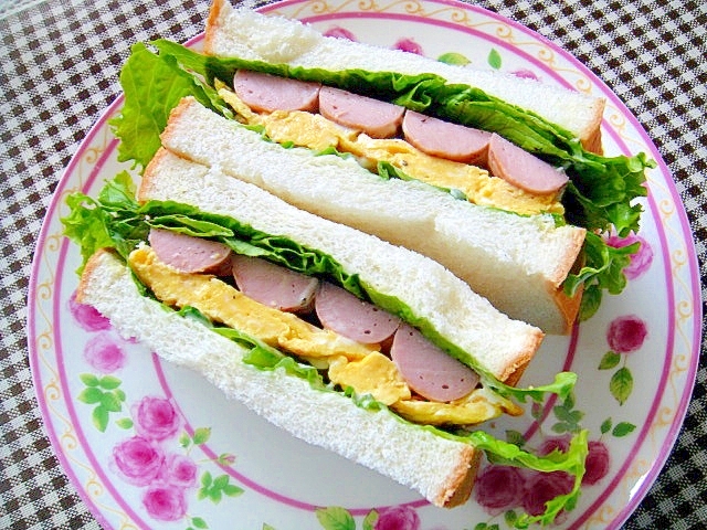 魚肉ソーセージと卵焼きのサンドイッチ