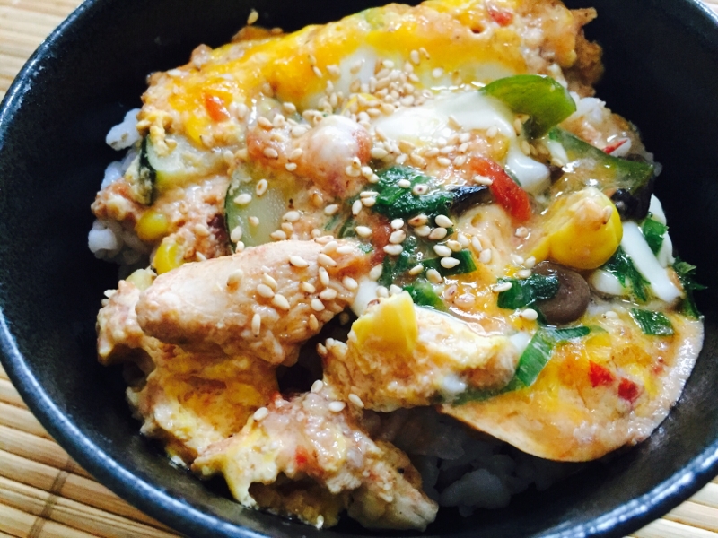 リメイク！コーン入りチキントマト煮のチー玉丼