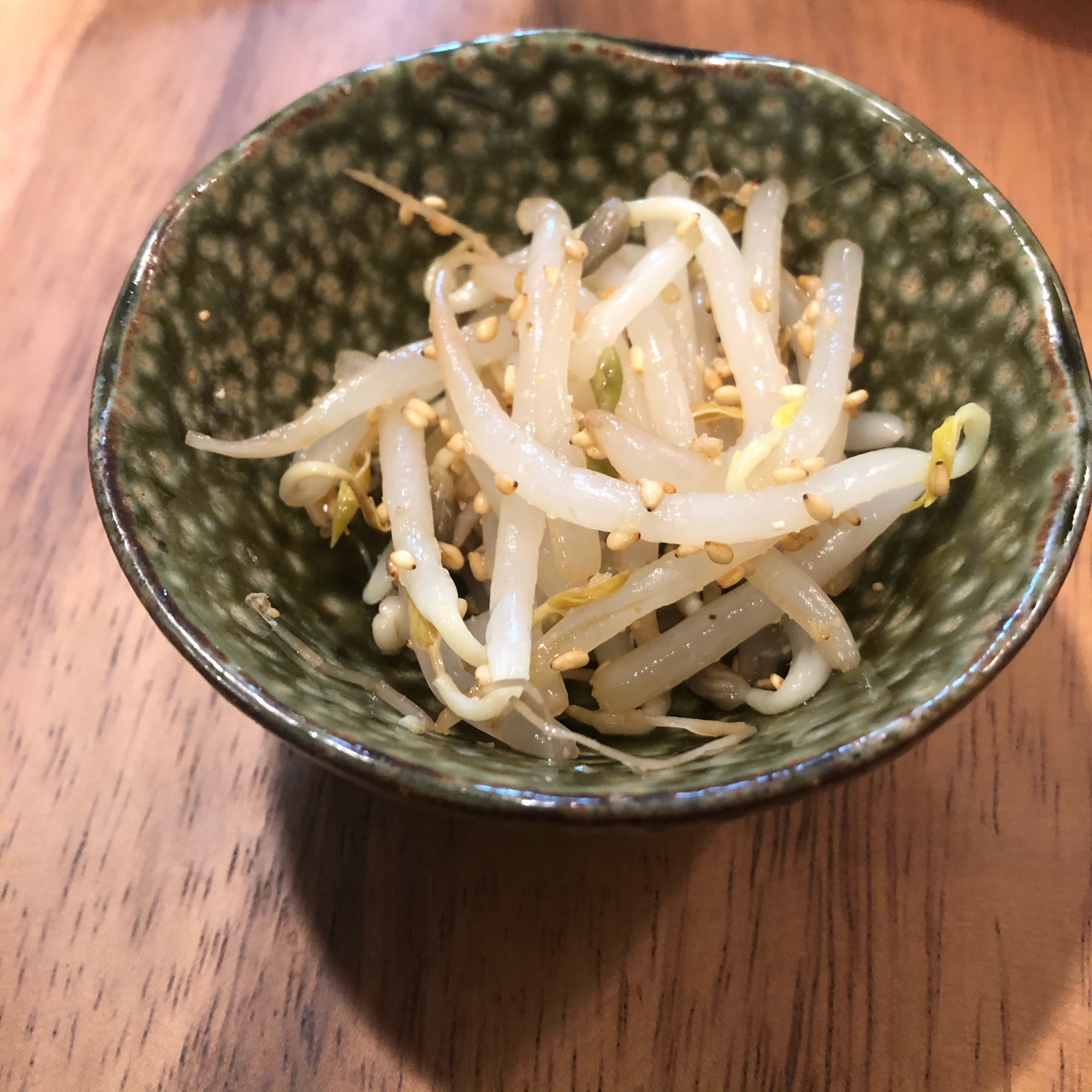 材料はもやしだけ！ゴマたっぷりもやし！コスパ最強飯