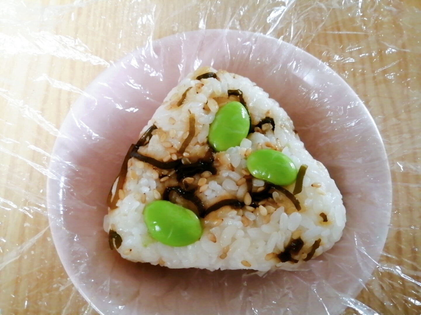 枝豆と塩昆布とごまのおにぎり レシピ 作り方 By はじゃじゃ 楽天レシピ