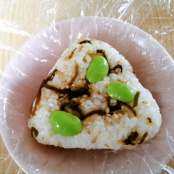 枝豆と塩昆布とごまのおにぎり レシピ 作り方 By はじゃじゃ 楽天レシピ 枝豆と塩昆布とごまのおにぎり レシピ 作り方 By はじゃじゃ 楽天レシピ