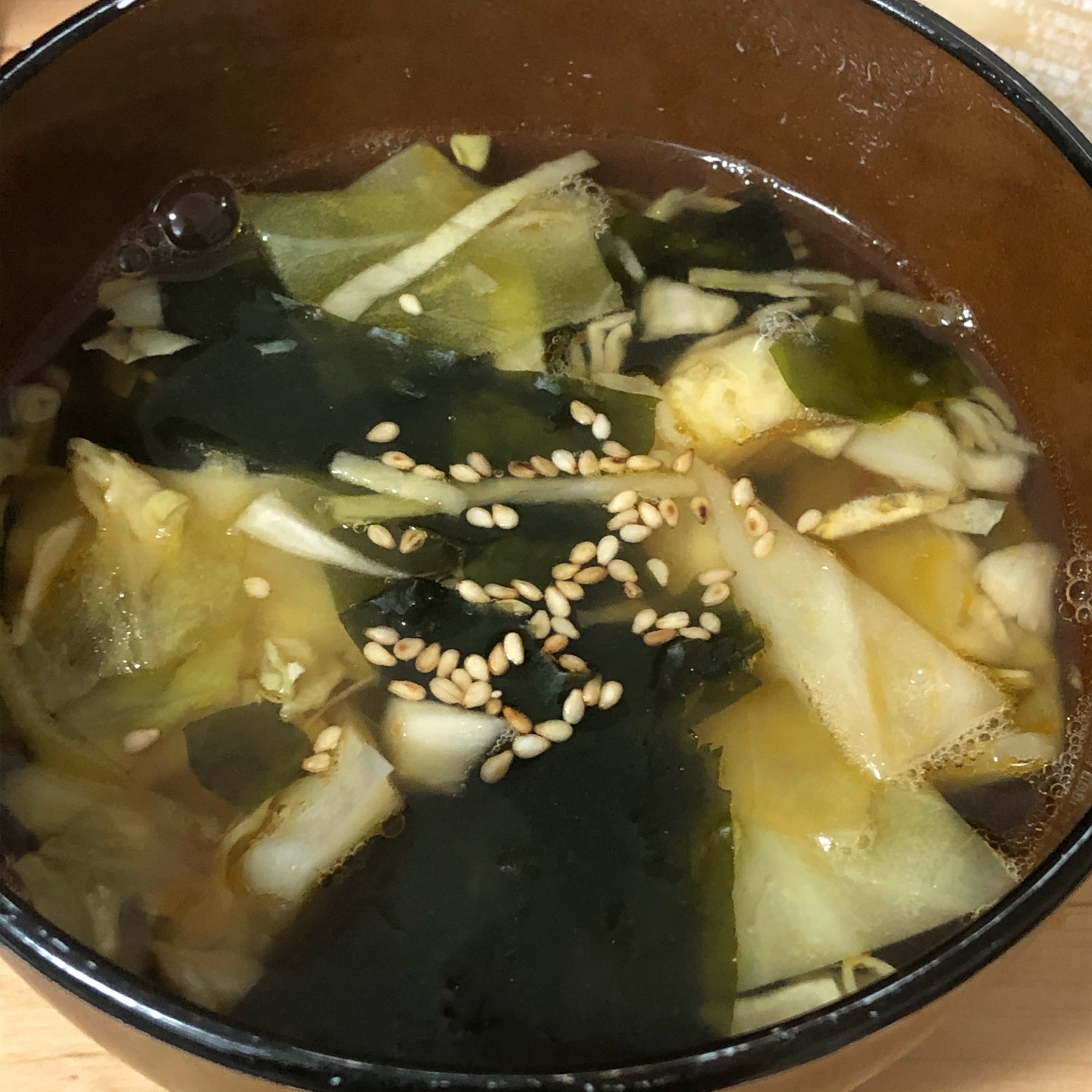 簡単にぱぱっと♪キャベツとわかめのピリ辛中華スープ