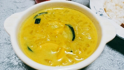 玉ねぎとズッキーニのココナッツミルクカレースープ