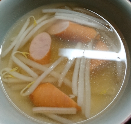 ウインナーの旨味でスープがグッと美味しくなりますね(๑>؂<๑)