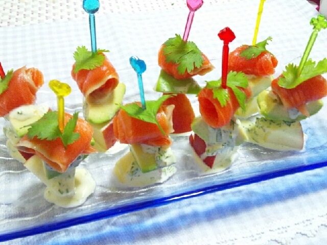 前菜にぴったり 林檎アボカドサーモンのピンチョス レシピ 作り方 By あごまるっち 楽天レシピ