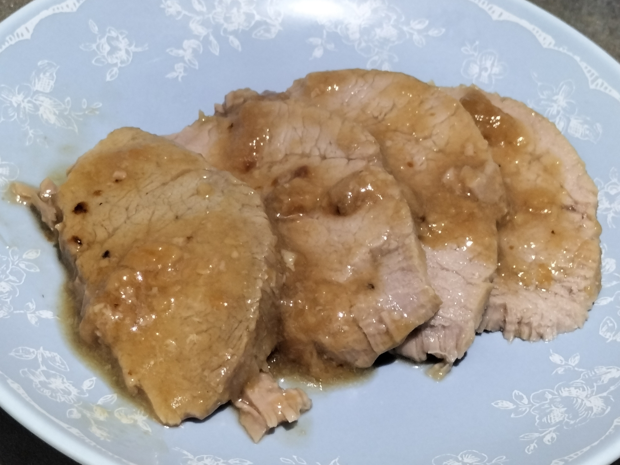 漬けてチンで簡単♪豚ヒレ肉のニンニク醤油蒸し