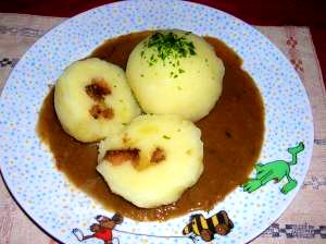 クヌーデル(じゃがいもの団子)とソース