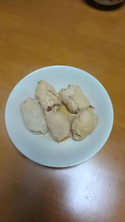 巻く方向を逆にして作ってしまいましたぁ（大汗）お味の方は、さっぱり・こってりで美味しかったぁ～♪今回、スモークチーズが余っていたのでそれで作りましたぁ～（＾＾♪