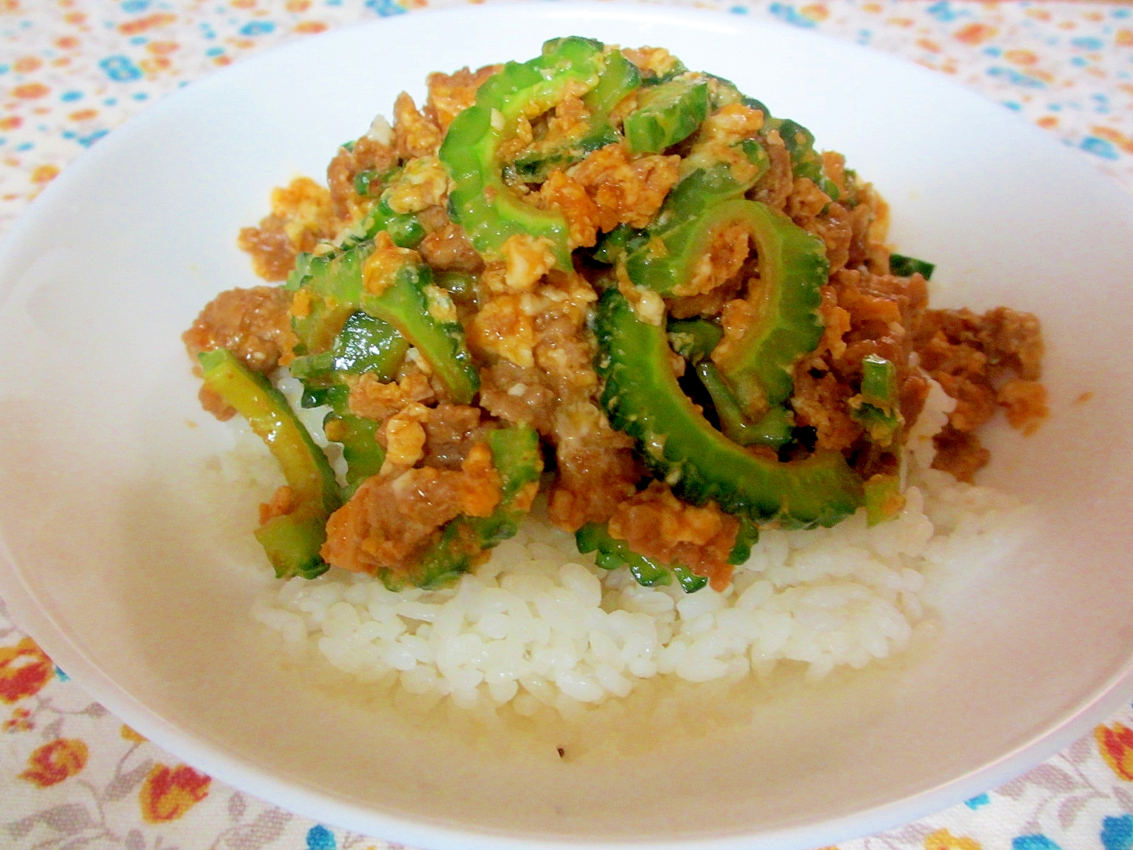 ひき肉とゴーヤのコチュマヨ卵炒め丼