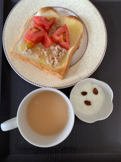 ツナマヨサンドとヨーグルトとミルクティーの朝食