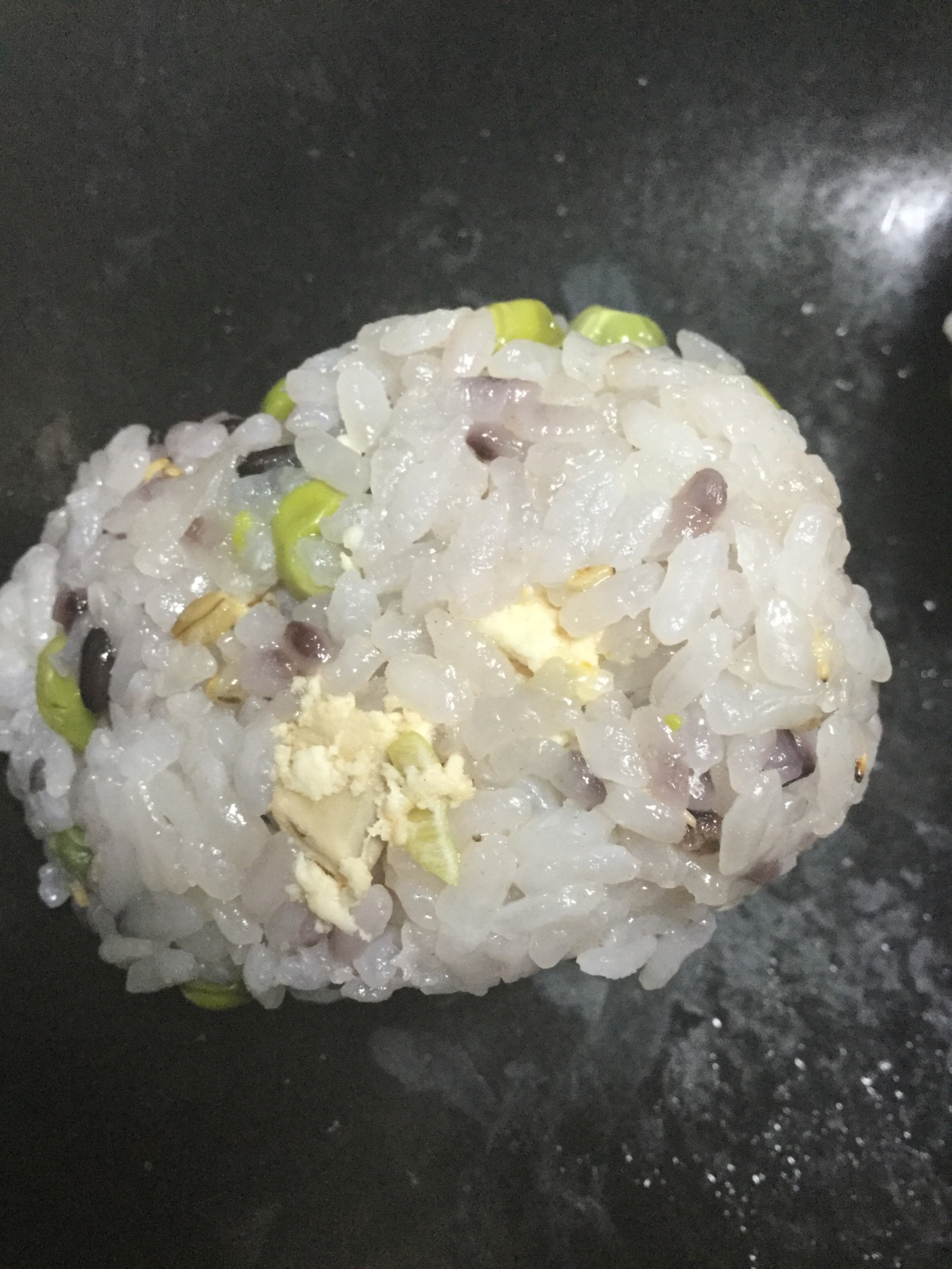 鳥ミンチ入り豆ご飯でおにぎり