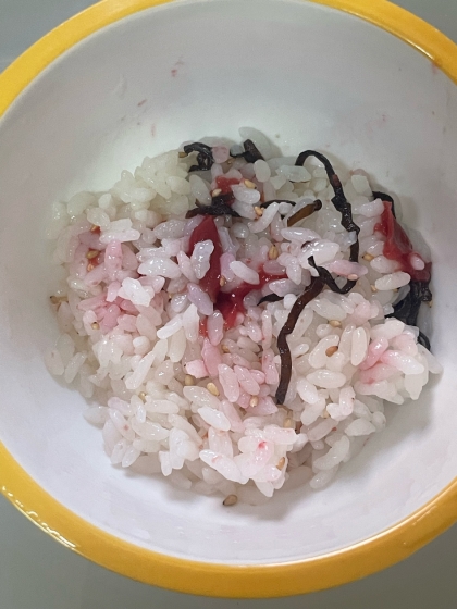 梅と塩昆布の混ぜご飯