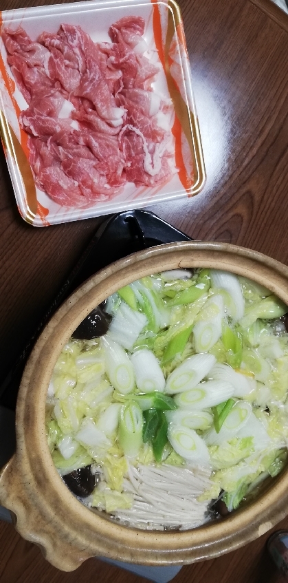 テーブルでしゃぶしゃぶしながら。ポン酢にすりゴマは初めてでしたがとても美味しかったです。銀杏がなくて代わりに椎茸で。