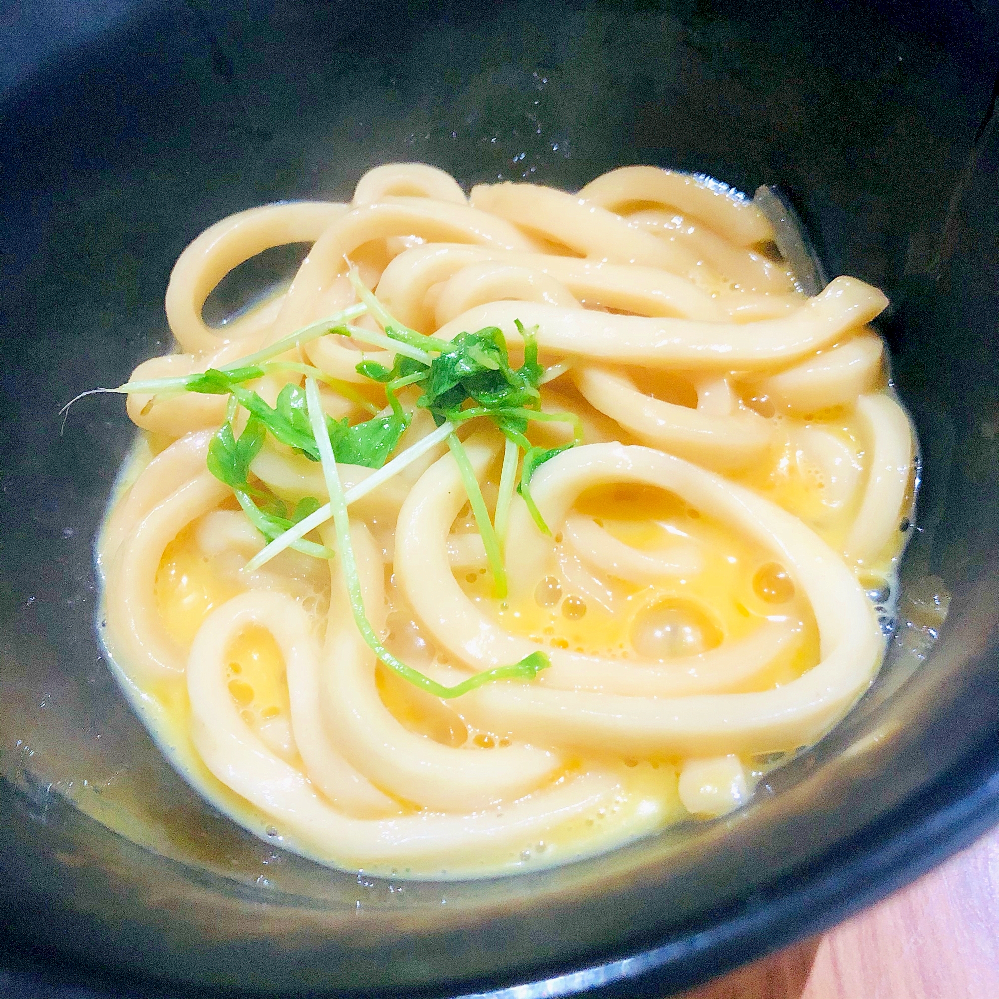 クリーミーな卵のぶっかけうどん