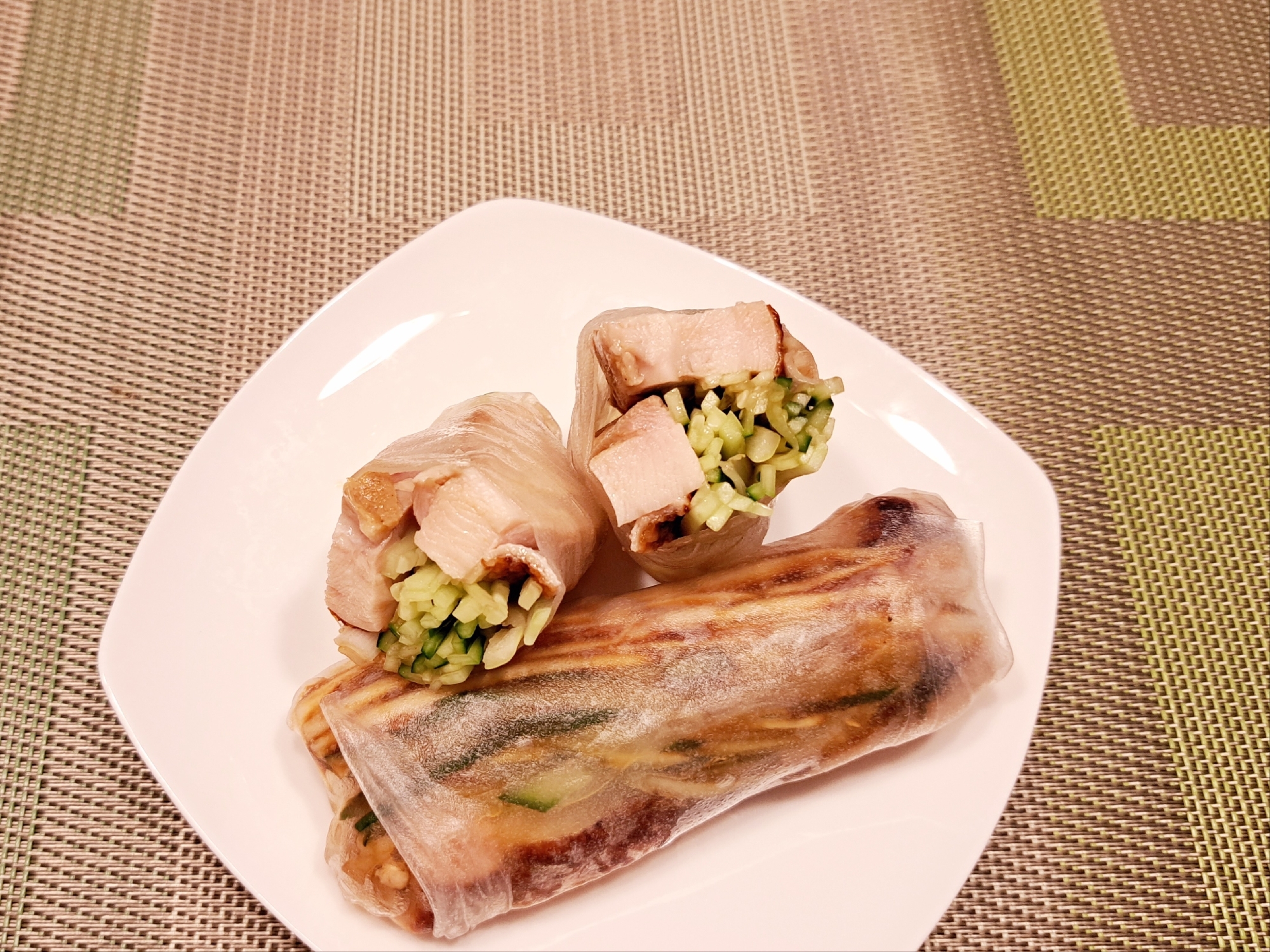 生春巻きを使って!鶏もも肉で北京ダック風