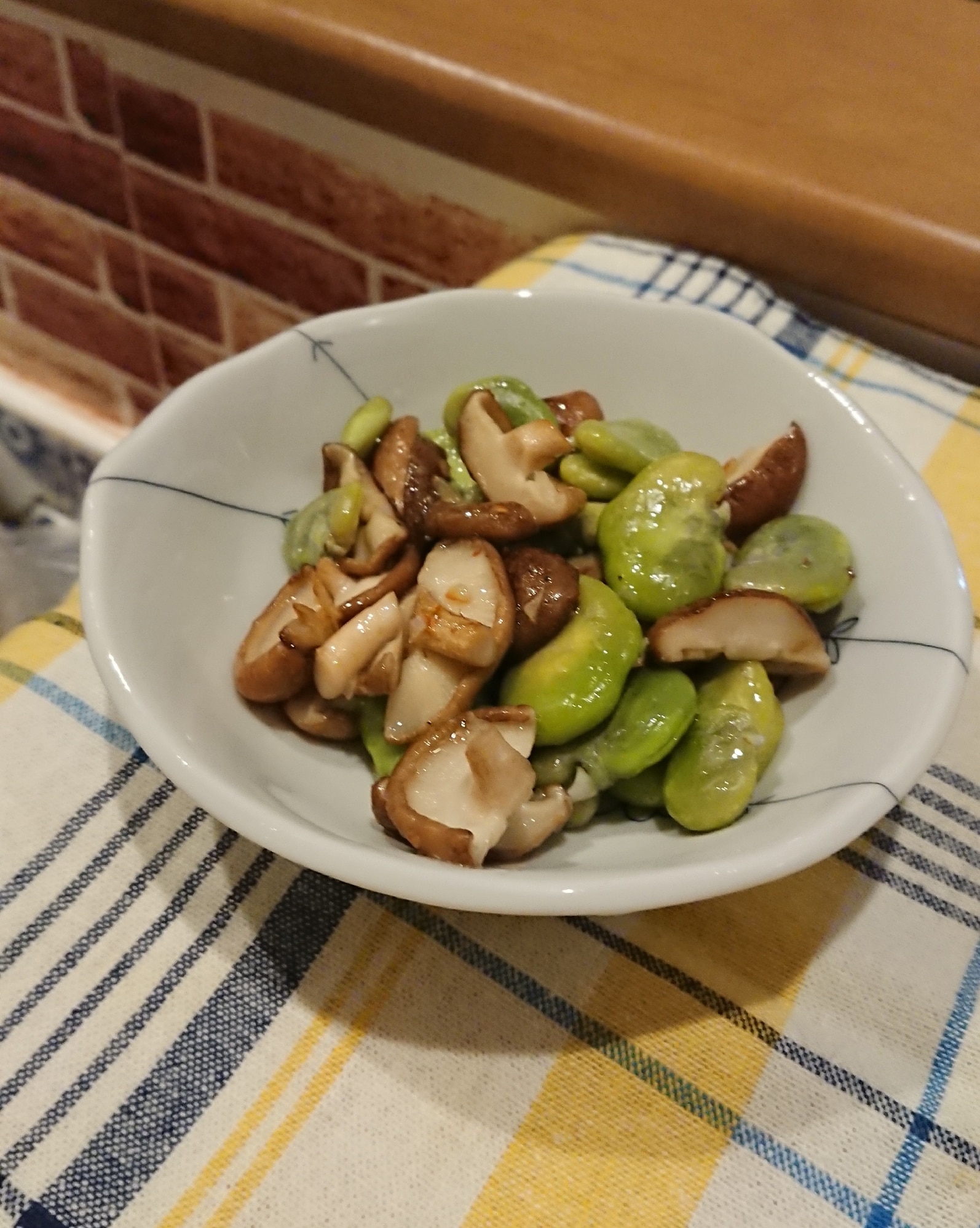 家飲みおつまみ そら豆と椎茸のにんにく炒め♡ レシピ・作り方 by Laon
