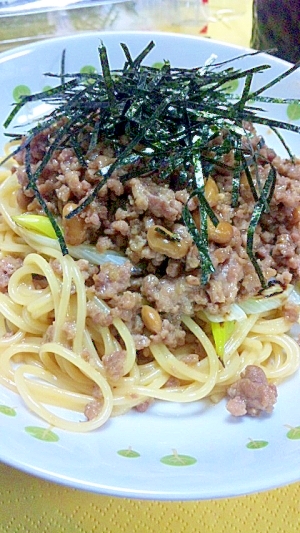 皿に入ったひき肉と納豆のパスタ