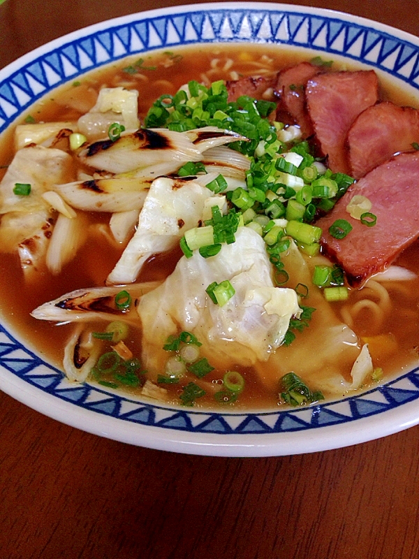 焦がしネギとキャベツとチャーシューの醤油ラーメン