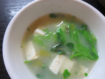 大根の葉と白菜と豆腐の味噌汁