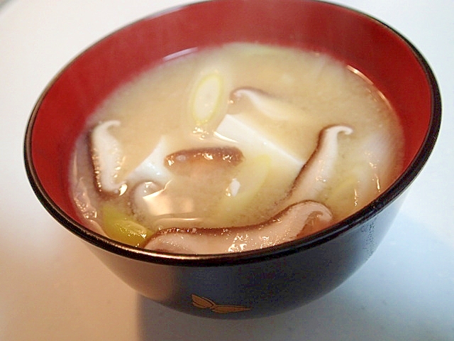こうじみそで　白葱と生椎茸とお豆腐のお味噌汁