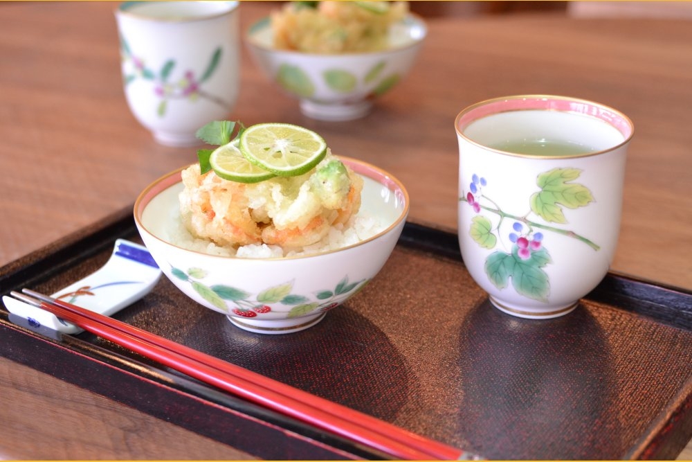 スダチの香りのミニ海老アボカドかき揚げ丼