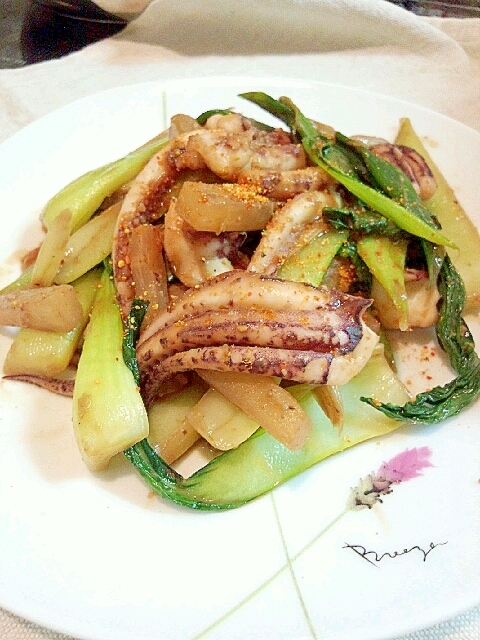 つまみにもOk！イカげそと青梗菜のゴロわた炒め