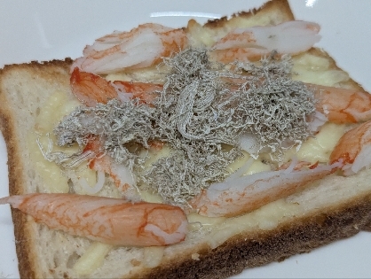 カニカマととろろ昆布のマヨチーズトースト