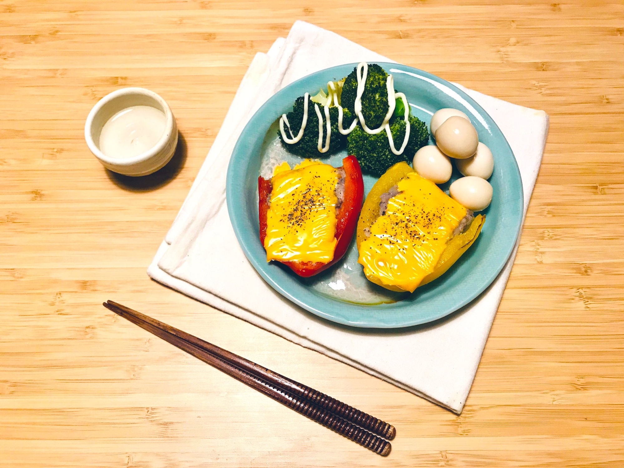 彩り鮮やか！パプリカのチーズ肉詰め