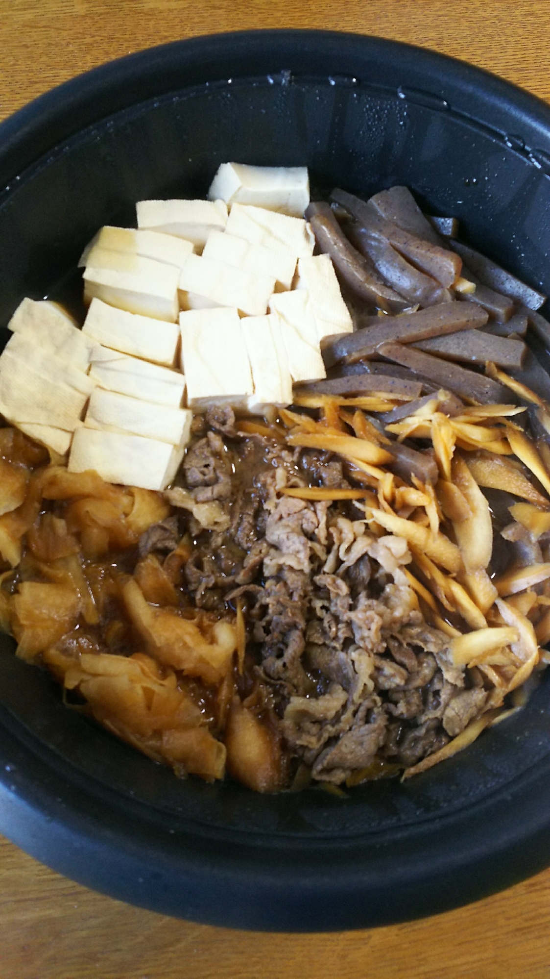 大根とごぼうとこんにゃくと豆腐のすき焼き