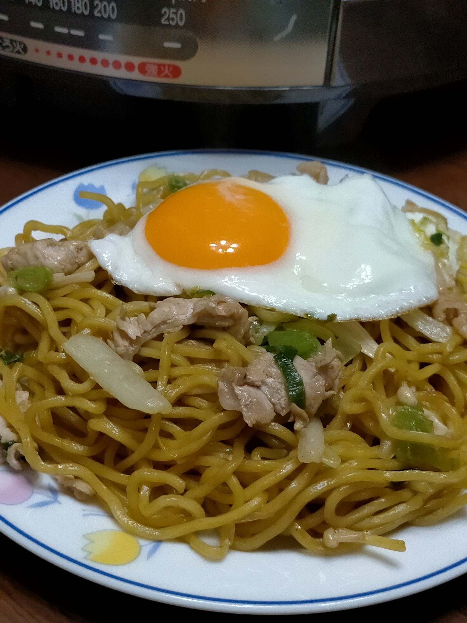 ホットプレート☆白菜ネギ・豚肉の焼きそば♪目玉焼き