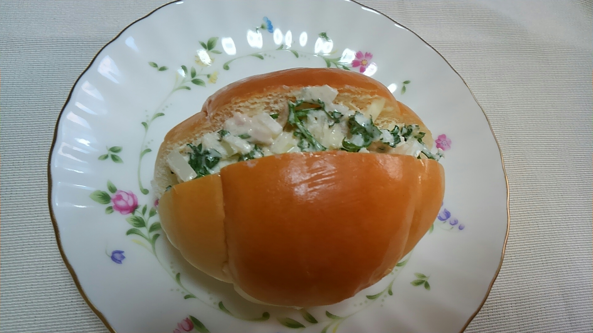 ツナと玉ねぎとパセリのマヨ和えバターロールサンド☆