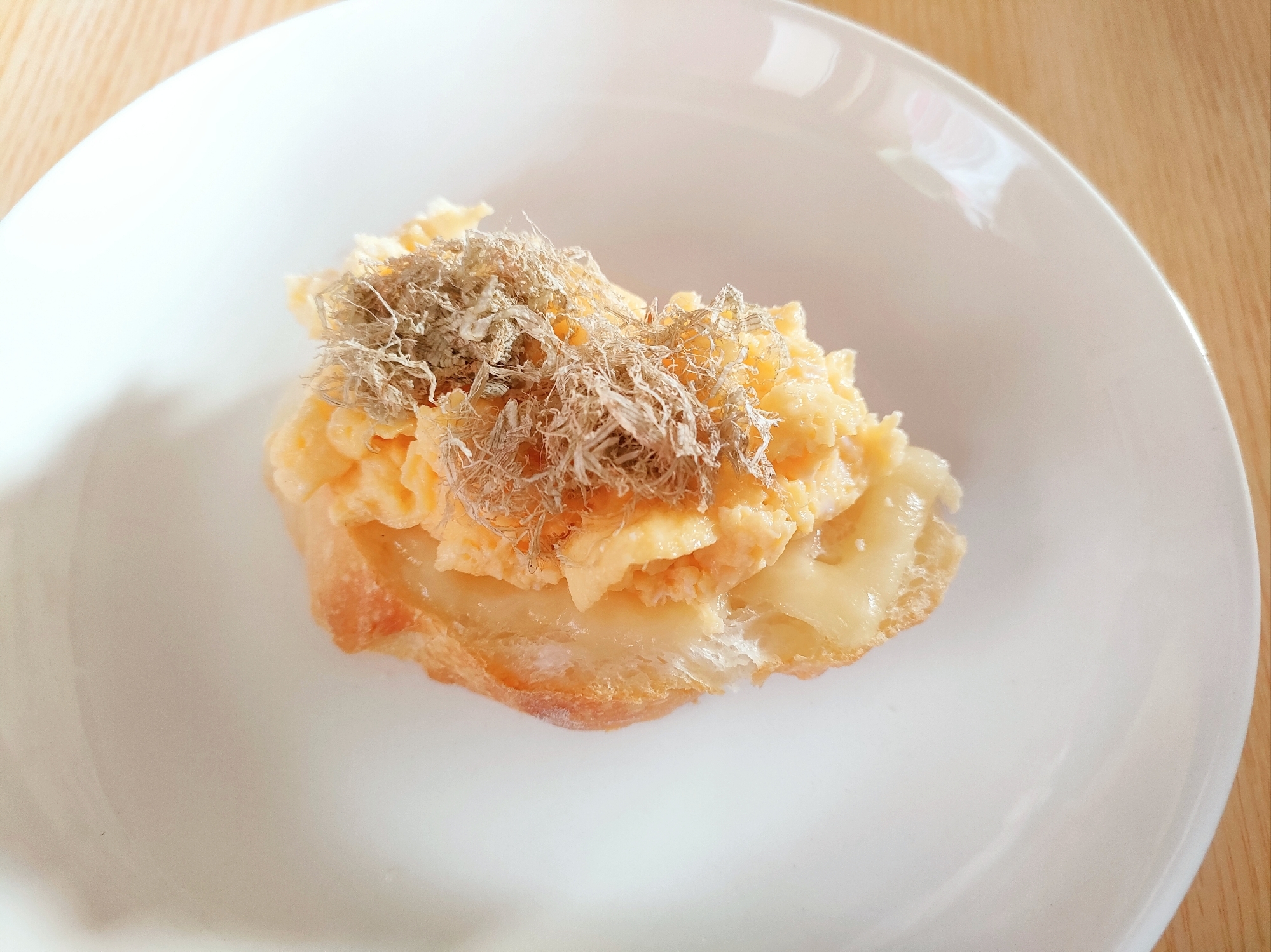 スクランブルエッグととろろ昆布のチーズトースト