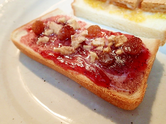 苺ジャムと胡桃とマスカットレーズンのトースト