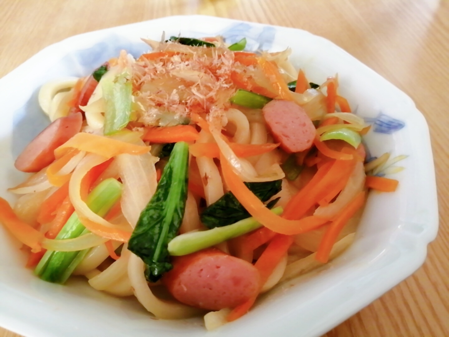 新玉ねぎと人参と小松菜とウインナーの焼きうどん