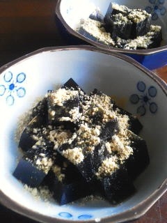 黒豆煮汁寒天きなこがけ