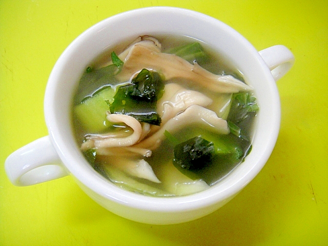 チンゲン菜とわかめ舞茸のダシダスープ