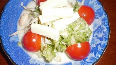 チーズと縮緬雑魚、リーフレタスのサラダ
