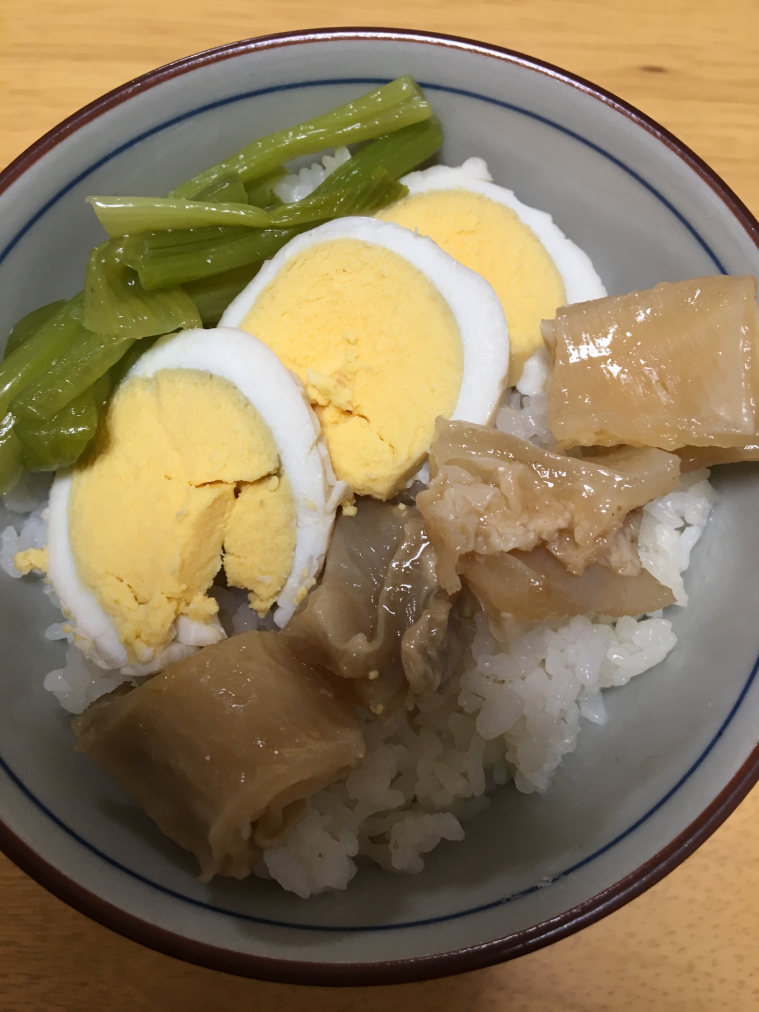 牛すじ&小松菜のゆで卵丼(*^^*)☆