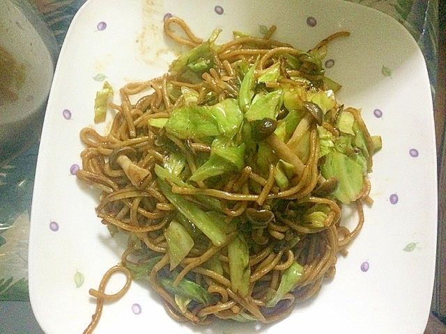 キャベツとしめじのソース焼きそば