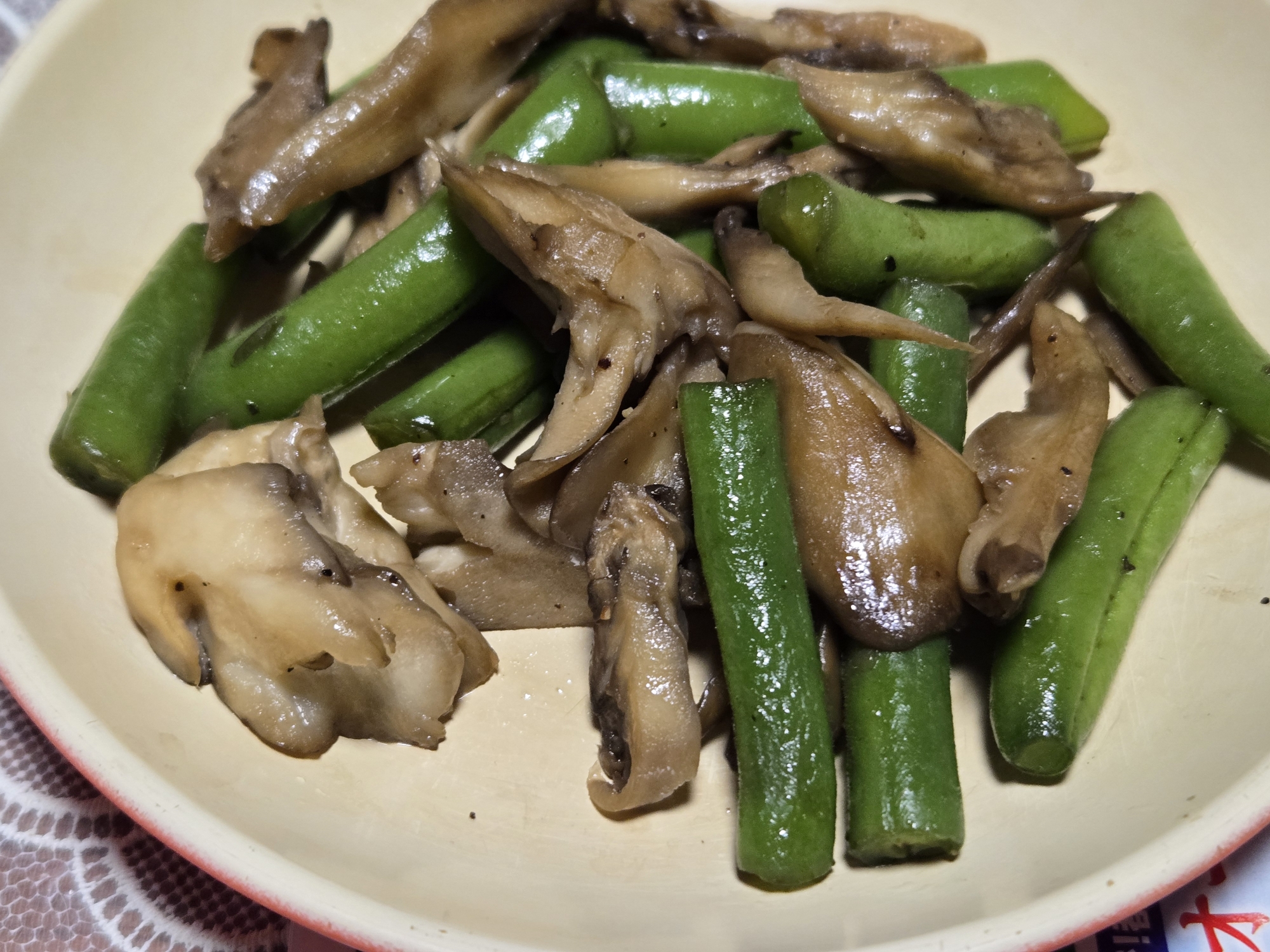 舞茸といんげんの醤油炒め物