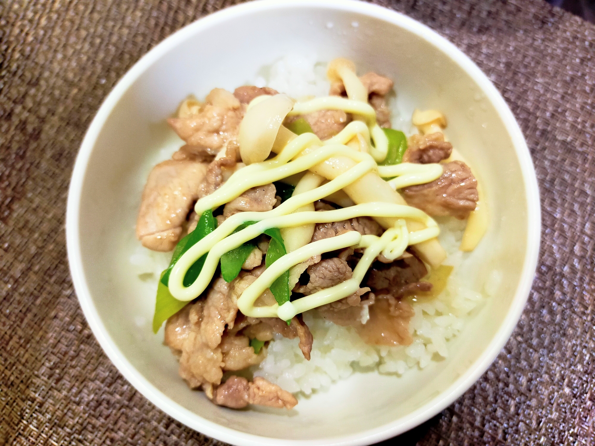 ブナピーとねぎのマヨ豚丼