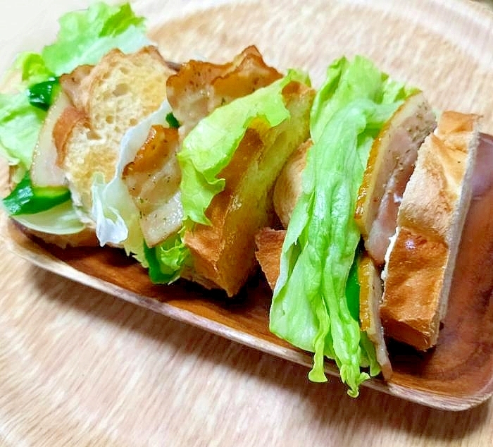 レタスとベーコンのバゲットサンド