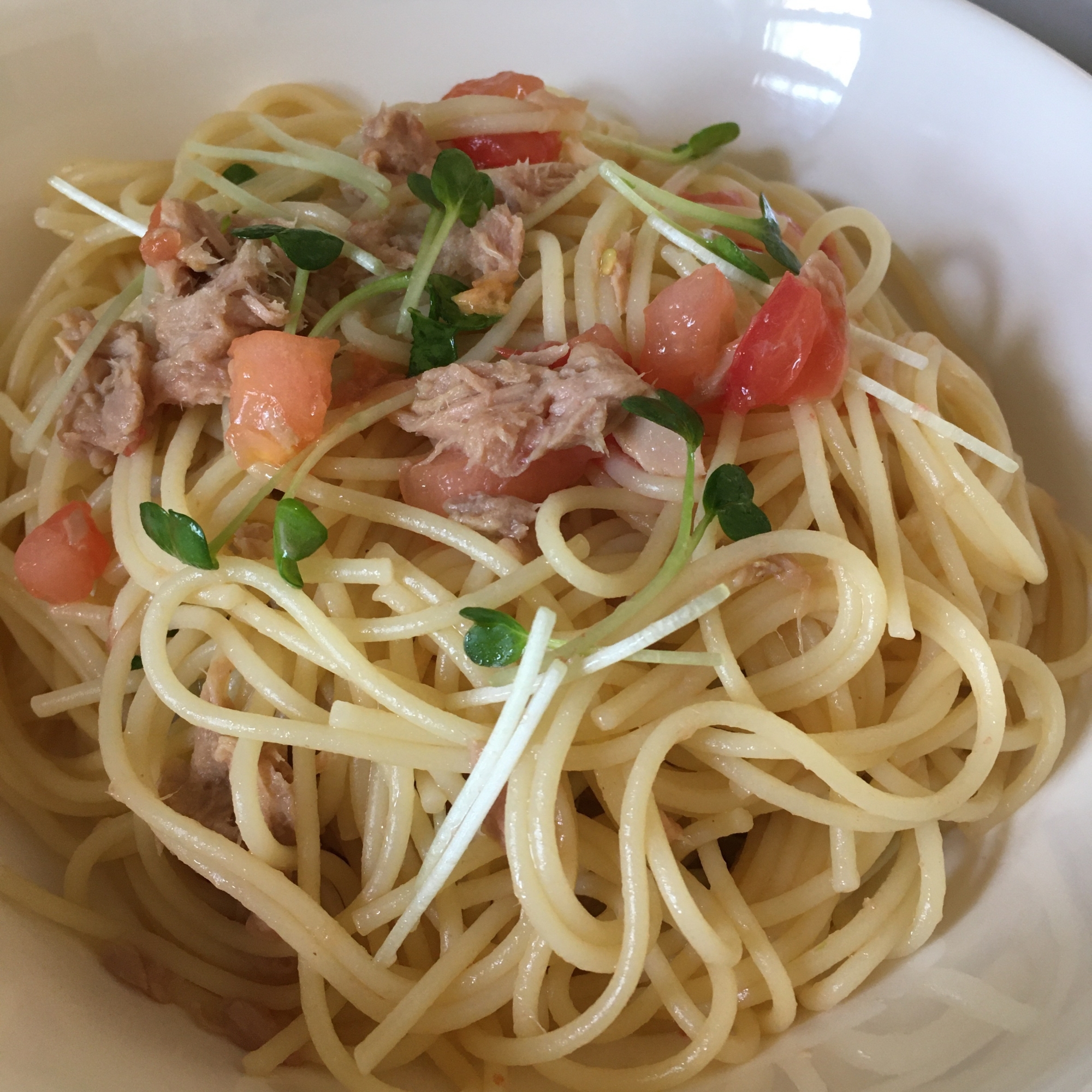 ツナとトマトとかいわれ大根のパスタ