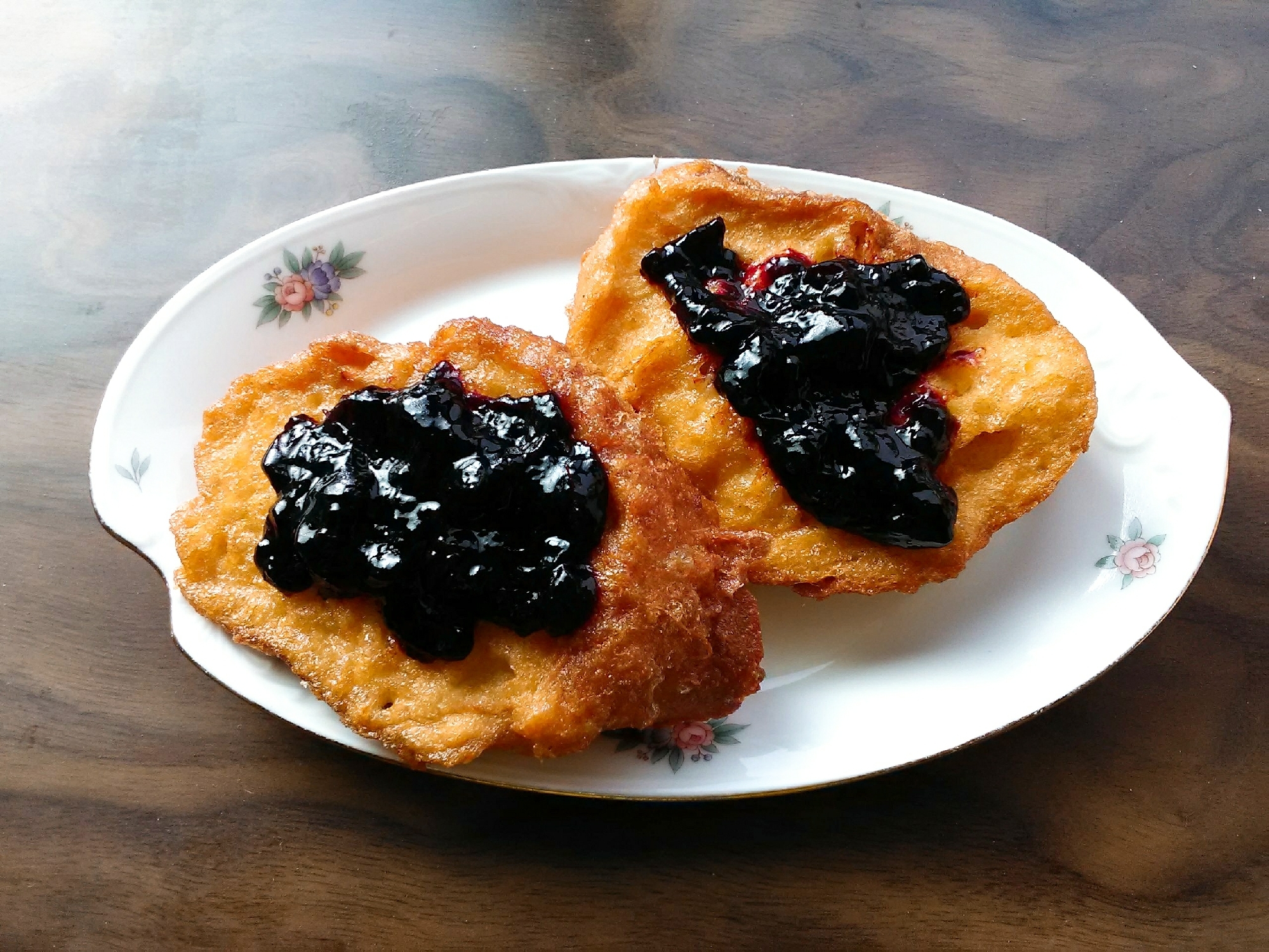 フランスパン揚げ焼きフレンチブルーベリージャム乗せ