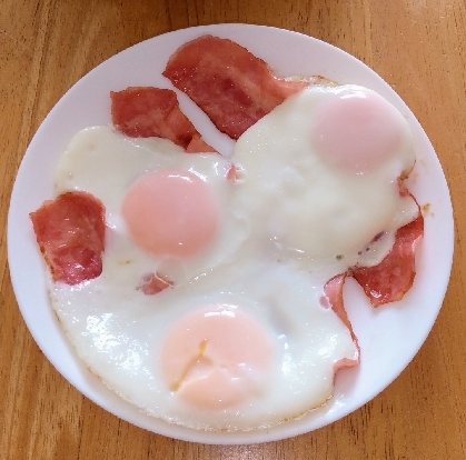 ベーコンと目玉焼き